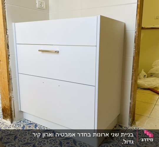 ארון עץ לבן עם ידית מתכת